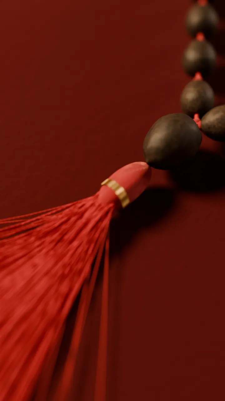 The sumeru and tassel of a lotus seed mala